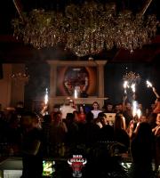 Το εκωφαντικό Bad Bull party της Παρασκευής στο Price Suite club