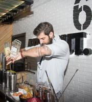 "One Year Anniversary Party" στο Room 6.