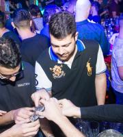 Ο γνωστός χαμός τη Παρασκευή στο Prive Club.