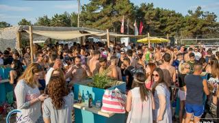 Πανικός στο "άχαστο" πάρτι με Chris Papa στο Yasu Beach Bar.