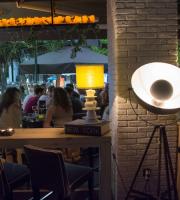 Πήγαμε στο κυριολεκτικά γεμάτο Opening Party του Room 6.