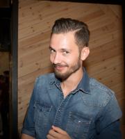 Πήγαμε στο κυριολεκτικά γεμάτο Opening Party του Room 6.