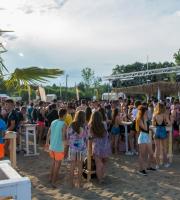 Yasu beach bar: Η νύχτα έγινε... μέρα με το δίδυμο φωτιά Junior Pappa & Antonio