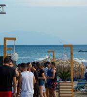 Yasu beach bar: Η νύχτα έγινε... μέρα με το δίδυμο φωτιά Junior Pappa & Antonio