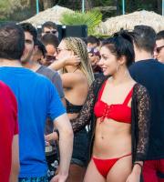 Yasu beach bar: Η νύχτα έγινε... μέρα με το δίδυμο φωτιά Junior Pappa & Antonio