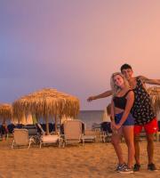 Yasu beach bar: Η νύχτα έγινε... μέρα με το δίδυμο φωτιά Junior Pappa & Antonio