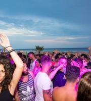 Yasu beach bar: Η νύχτα έγινε... μέρα με το δίδυμο φωτιά Junior Pappa & Antonio