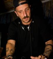 Yasu beach bar: Η νύχτα έγινε... μέρα με το δίδυμο φωτιά Junior Pappa & Antonio