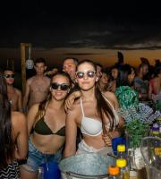 Yasu beach bar: Η νύχτα έγινε... μέρα με το δίδυμο φωτιά Junior Pappa & Antonio