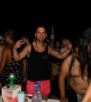 Yasu beach bar: Η νύχτα έγινε... μέρα με το δίδυμο φωτιά Junior Pappa & Antonio