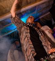 Yasu beach bar: Η νύχτα έγινε... μέρα με το δίδυμο φωτιά Junior Pappa & Antonio