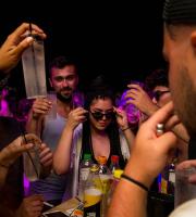 Yasu beach bar: Η νύχτα έγινε... μέρα με το δίδυμο φωτιά Junior Pappa & Antonio