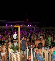 Yasu beach bar: Η νύχτα έγινε... μέρα με το δίδυμο φωτιά Junior Pappa & Antonio