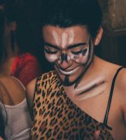 Χρώμα, κέφι και πολύ χορός στο μασκέ πάρτυ του SoHo