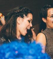 Χρώμα, κέφι και πολύ χορός στο μασκέ πάρτυ του SoHo