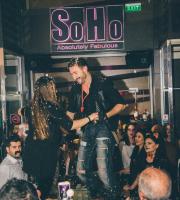 Χρώμα, κέφι και πολύ χορός στο μασκέ πάρτυ του SoHo