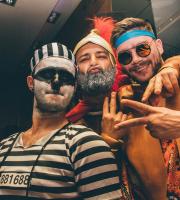 Χρώμα, κέφι και πολύ χορός στο μασκέ πάρτυ του SoHo