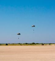 Επίδειξη ρίψης αλεξιπτωτιστών στο αεροδρόμιο Δημόκριτος της Αλεξανδρούπολης