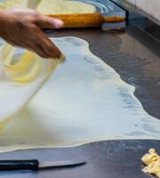 Παραγωγή χειροποίητης μπουγάτσας 