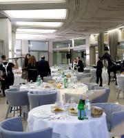 Προετοιμασία αίθουσας γαστρονομίας και δείπνου