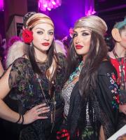 Τα... "έσπασε" το πάρτι μασκέ στο Soho Absolutely Fabulous 