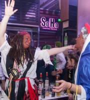Τα... "έσπασε" το πάρτι μασκέ στο Soho Absolutely Fabulous 