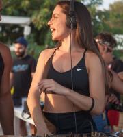 Στο YaSu beach bar and lounge τα "έσπασε" η Μαρία Αντωνά