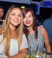 Σαββατόβραδο στην πιο "in" ταράτσα της πόλης με άκρως καλοκαιρινή διάθεση!