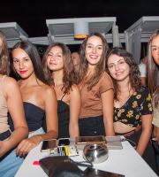 Σαββατόβραδο στην πιο "in" ταράτσα της πόλης με άκρως καλοκαιρινή διάθεση!