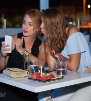 Καλοκαιρινή απόδραση στην ταράτσα του Yacht club