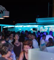 Καλοκαιρινή απόδραση στην ταράτσα του Yacht club
