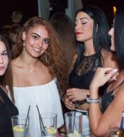 Καλοκαιρινή απόδραση στην ταράτσα του Yacht club