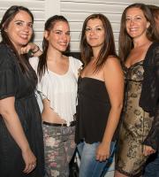 Τα Σαββατόβραδα είναι όμορφα πάνω στο Yacht Club.