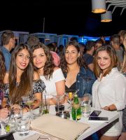 Τα Σαββατόβραδα είναι όμορφα πάνω στο Yacht Club.