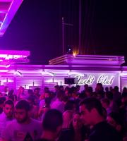 Τα Σαββατόβραδα είναι όμορφα πάνω στο Yacht Club.