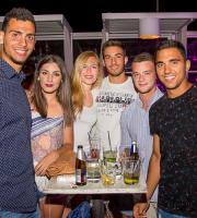 Τα Σαββατόβραδα είναι όμορφα πάνω στο Yacht Club.