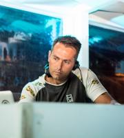 Τα Σαββατόβραδα είναι όμορφα πάνω στο Yacht Club.