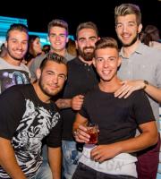 Yacht Club: Η απόλυτη rooftop διασκέδαση.