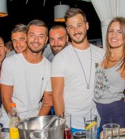 Ο άπαιχτος DJ Tsisma στα decks του Yacht Club.