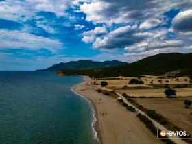 "Όμορφη παραλία από την περιοχή της Αρχαίας Μεσημβρίας"