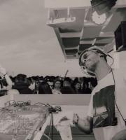 DJeff Afrozila και DaMike στην ταράτσα του Yacht club, στο λιμάνι