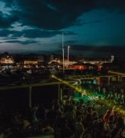 DJeff Afrozila και DaMike στην ταράτσα του Yacht club, στο λιμάνι