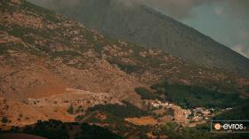 Στο βάθος η γραφική Χώρα της Σαμοθράκης.