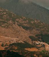 Στο βάθος η γραφική Χώρα της Σαμοθράκης.