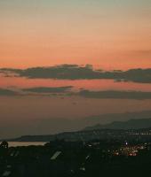 Η Αλεξανδρούπολη και τα φώτα της πόλης σε φόντο... πορτοκαλί.