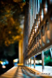 Κάγκελα, κάγκελα, κάγκελα παντού... και στη μέση ο φράχτης.