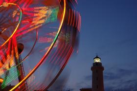 Ο φάρος από το luna park στο λιμάνι της πόλης.
