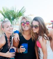 Ο Chris Papa στο 2ο 'Loud and Proud' beach party στο Yasu.