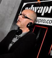 O Νίκος Διαμαντόπουλος σε ένα δυνατό dj set στο Eccentrico.