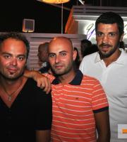 Στο Yacht Club, στο λιμάνι, η διάθεση ανεβαίνει από μόνη της στα ύψη!